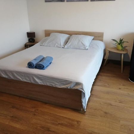 Studio générosité proche de la Loire Orléans Esterno foto